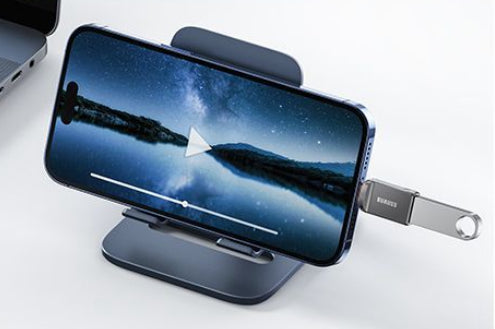 Adattatore OTG da Lightning a USB per passaggio dati.